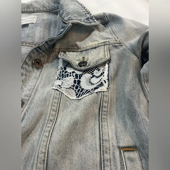🎀Hand Painted Denim Jacket with Goose Design - Picture 6 of 7